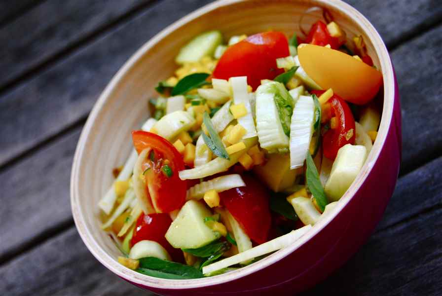 Betterave jaune, fenouil, tomate et basilic thaï en salade