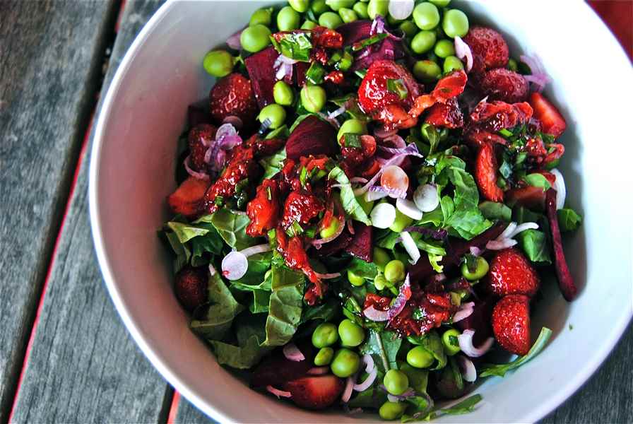 Salade de fraises, petits pois et betteraves