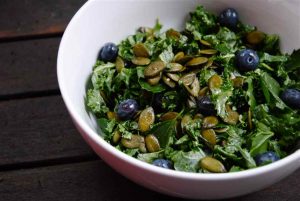 Salade de kale, bleuets, lime et érable