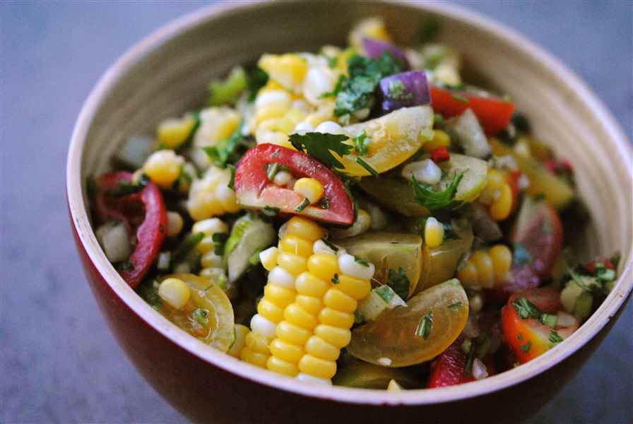 Salade de maïs bio, tomates et kale sauce piquante lime et coriandre