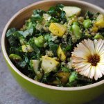 Salade repas de quinoa, édamames, courgettes, kale et basilic