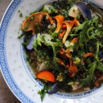 Soupe de légumes racines, poêlée de girolles et mizuna