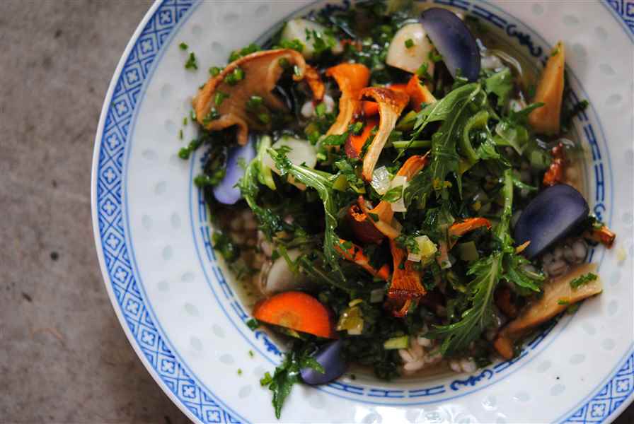 Soupe de légumes racines, poêlée de girolles et mizuna