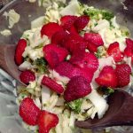 Salade sauvage de chou gras, fraises et menthe